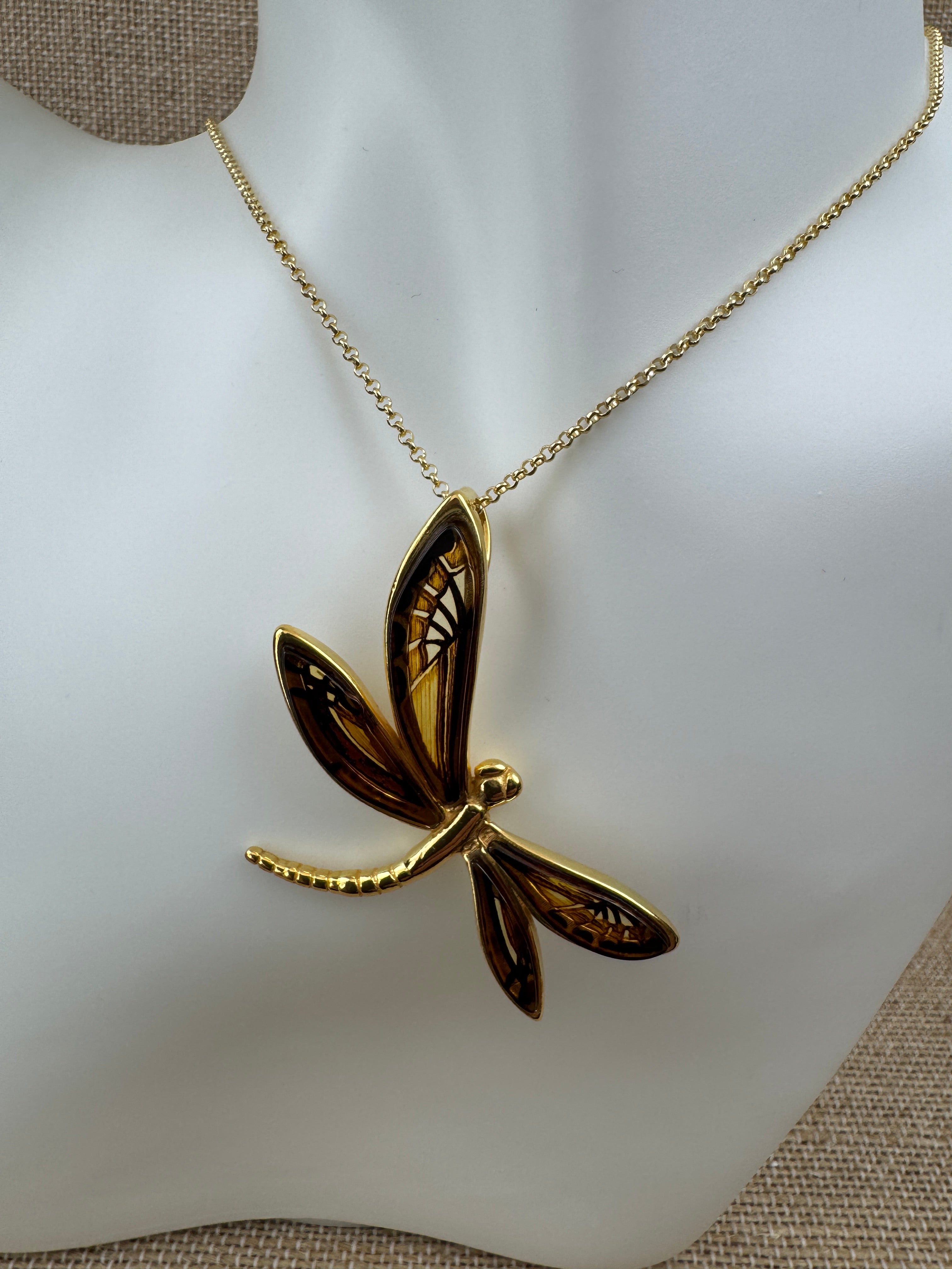 Golden Glow Dragonfly Pendant – Hand Etched Baltic Amber on Silver Chain