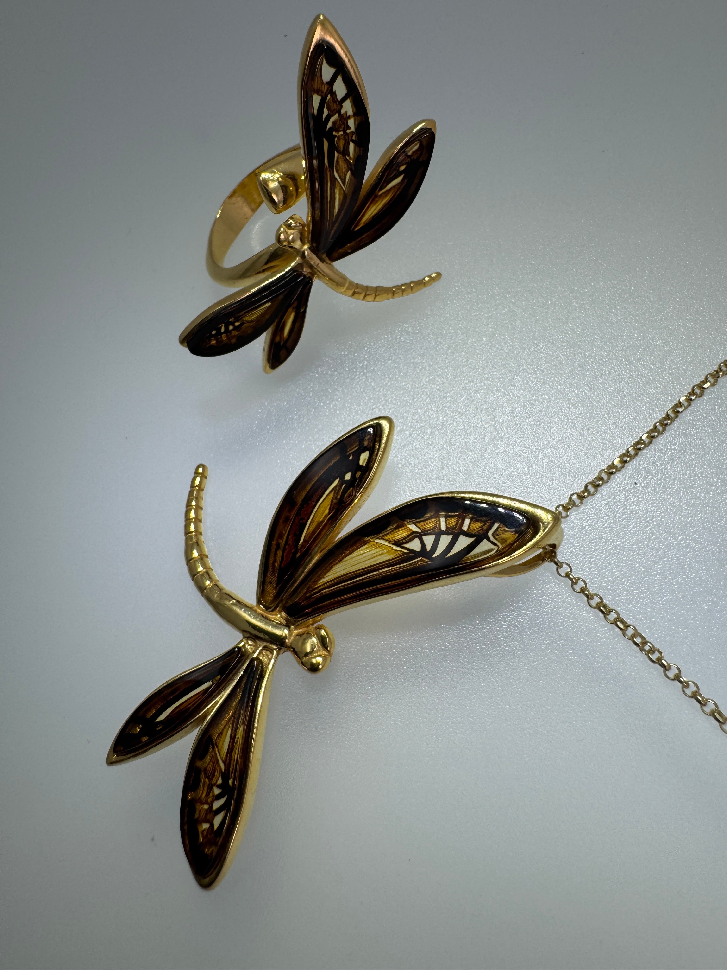 Golden Glow Dragonfly Pendant – Hand Etched Baltic Amber on Silver Chain