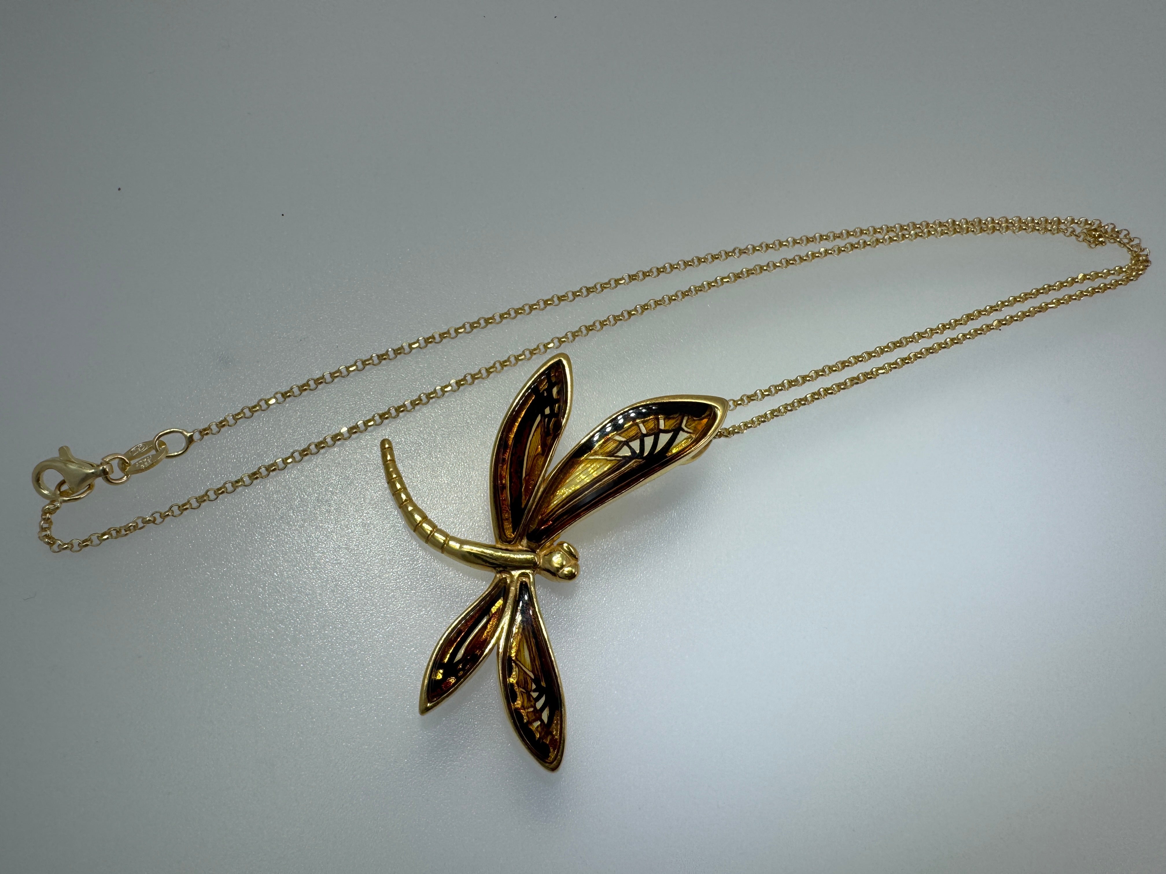 Golden Glow Dragonfly Pendant – Hand Etched Baltic Amber on Silver Chain